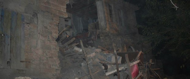 Kerpiç evin tavanı çöktü: 5 ölü
