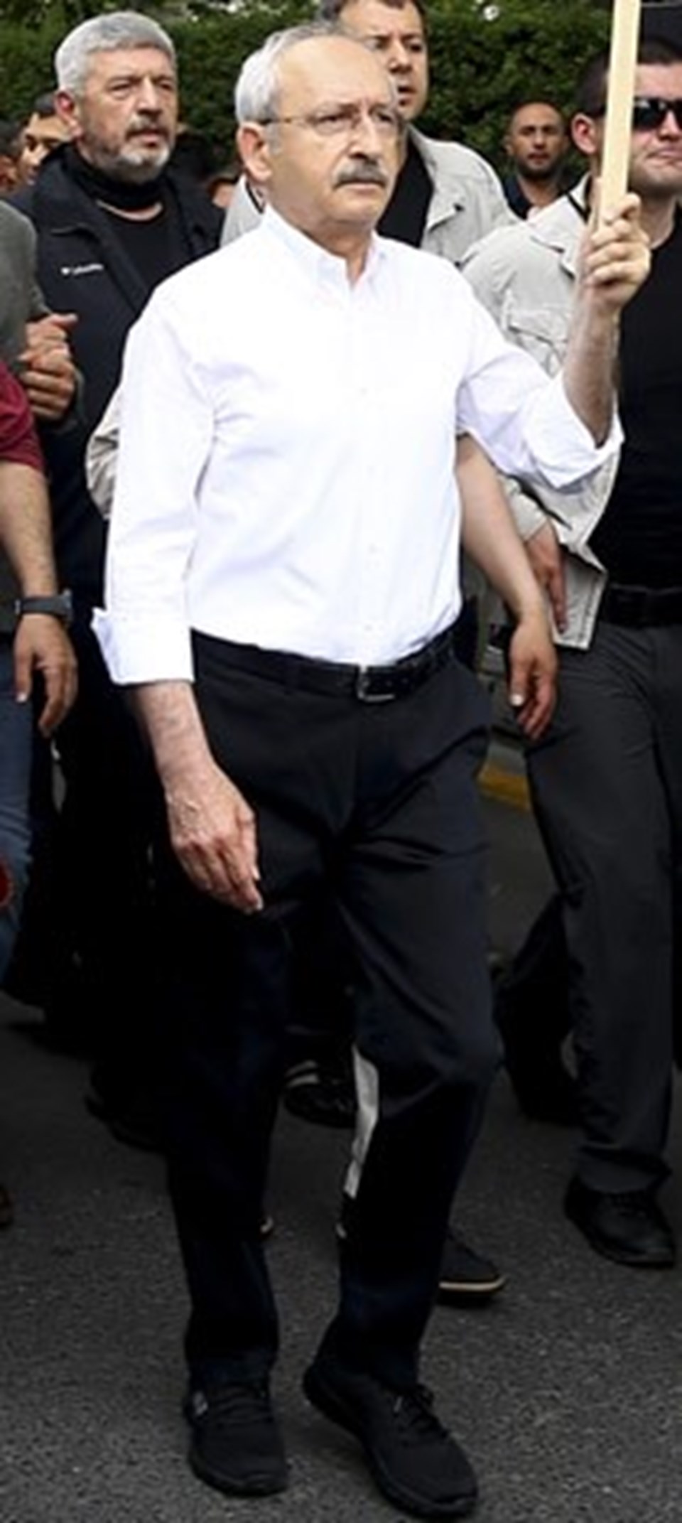 Kılıçdaroğlu siyah Skechers marka spor ayakkabı ile yürüyor.