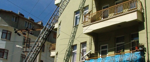 Kız arkadaşı eve kilitledi, itfaiye kurtardı