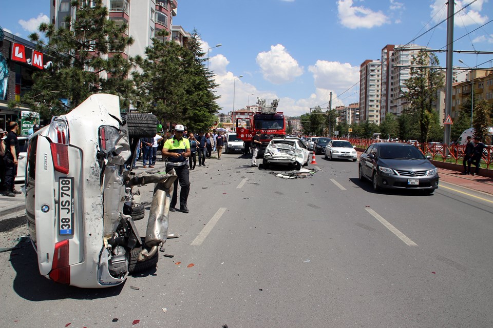 Kayseri'de kontrolden çıkan halk otobüsü, park halindeki 7 otomobile çarparak durabildi. Kazada 1'i ağır 5 kişi yaralandı. 20170605aw088625-03,wX4OLPTuOE2CfweXCWf7hQ