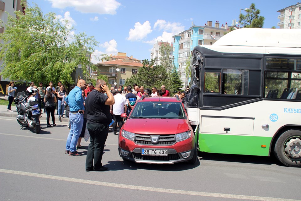 Kayseri'de kontrolden çıkan halk otobüsü, park halindeki 7 otomobile çarparak durabildi. Kazada 1'i ağır 5 kişi yaralandı. 20170605aw088625-06,BPyK_5pxa0WyhcC44Q4KGA