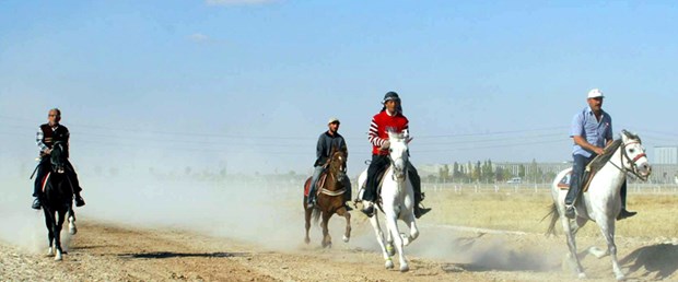 Konya'da rahvan atları yarıştı