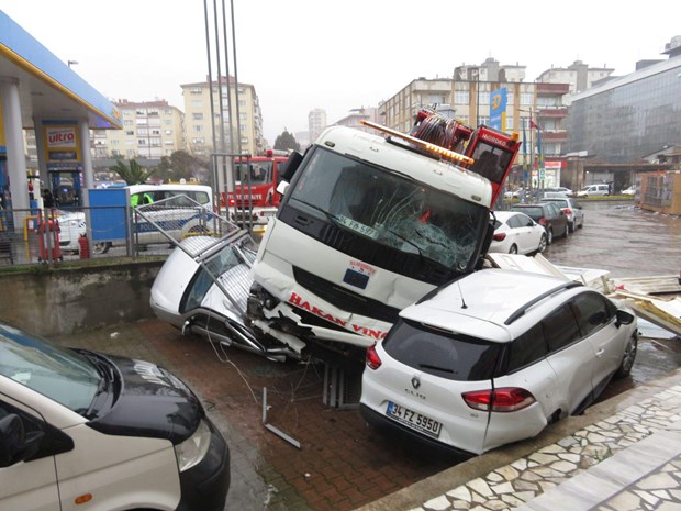 İstanbul Maltepe'de, freni boşalan vinçli kamyonun 8 araca çarpması sonucu 6 kişi yaralandı. ,8CiR2jqRbUy3KxhY-pRIhQ