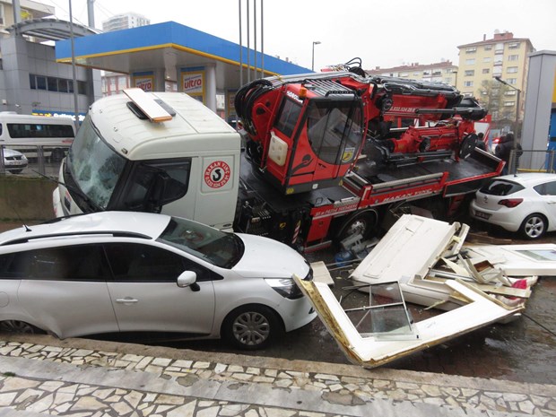 İstanbul Maltepe'de, freni boşalan vinçli kamyonun 8 araca çarpması sonucu 6 kişi yaralandı. ,BTN54DIY10umrTK4KbUYrw