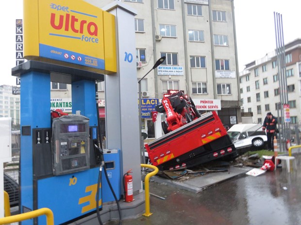 İstanbul Maltepe'de, freni boşalan vinçli kamyonun 8 araca çarpması sonucu 6 kişi yaralandı. ,IlY4OZHnL0ypEMEa18705Q