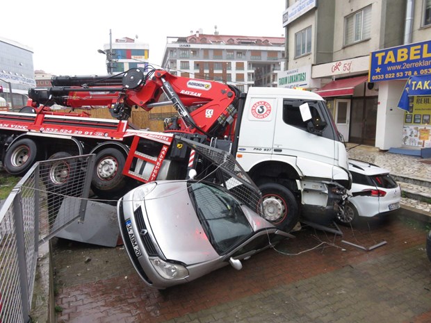 İstanbul Maltepe'de, freni boşalan vinçli kamyonun 8 araca çarpması sonucu 6 kişi yaralandı. ,znTnl_-4TUqUi5r04sUfFw