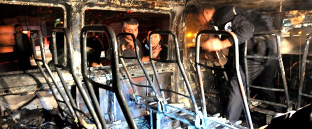Mersin'de polis aracı yakıldı: 2 yaralı