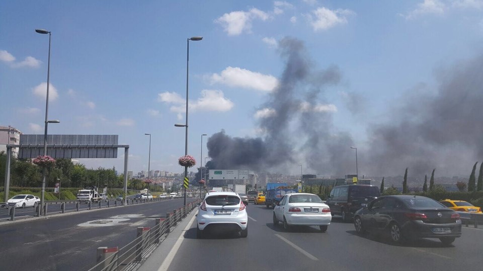İstanbul Merter’de bir iş merkezinde yangın çıktı.İtfaiye ekipleri müdahale ediyor. Merter-yangin,dzRDjDO1pkC5L5GNNK-QRg