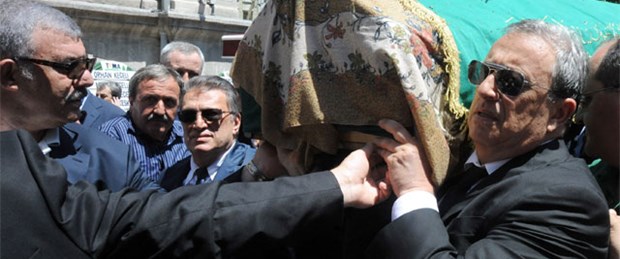 Mesut Yılmaz'ın annesi toprağa verildi