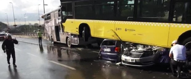 Metrobüs kaza yaptı 11 yaralı