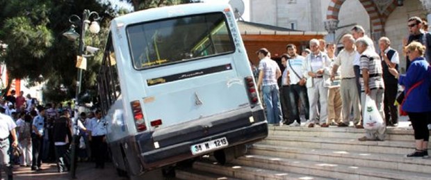 Minibüs kaldırıma daldı: 6 yaralı