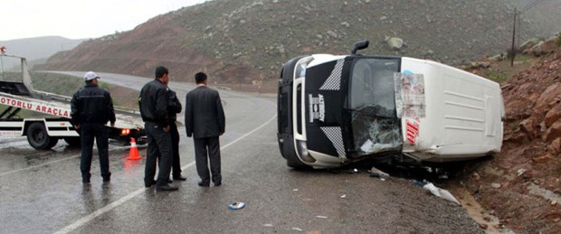 Öğrenci servisi devrildi: 12 yaralı