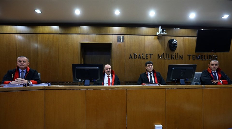 Mahkeme başkanlığını İsmail Ademoğlu (sağ 2) yaparken, Ankara Cumhuriyet Başsavcısı Yüksel Kocaman (solda), Mahkeme Üyeleri Fahrettin Aksoy (sol 2) ve Hasan Akdemir (sağda) de mahkeme heyetinde yer aldı.