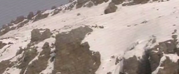 Otobüsün üstüne dağdan kaya düştü: 1 ölü
