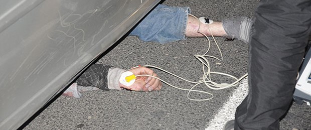 Otomobilin altında 3 kilometre sürüklendi