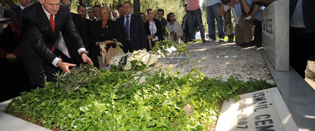 Papandreu'dan Cem'in mezarına zeytin dalı