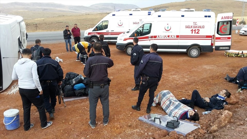 Polisleri Taşıyan Midibüs Devrildi: 7 Yaralı ile ilgili görsel sonucu