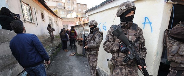 beyoglu-ve-sislide-ozel-harekat-polisi-destekli-uyusturucu-operasyonu-_8946_dhaphoto1.jpg