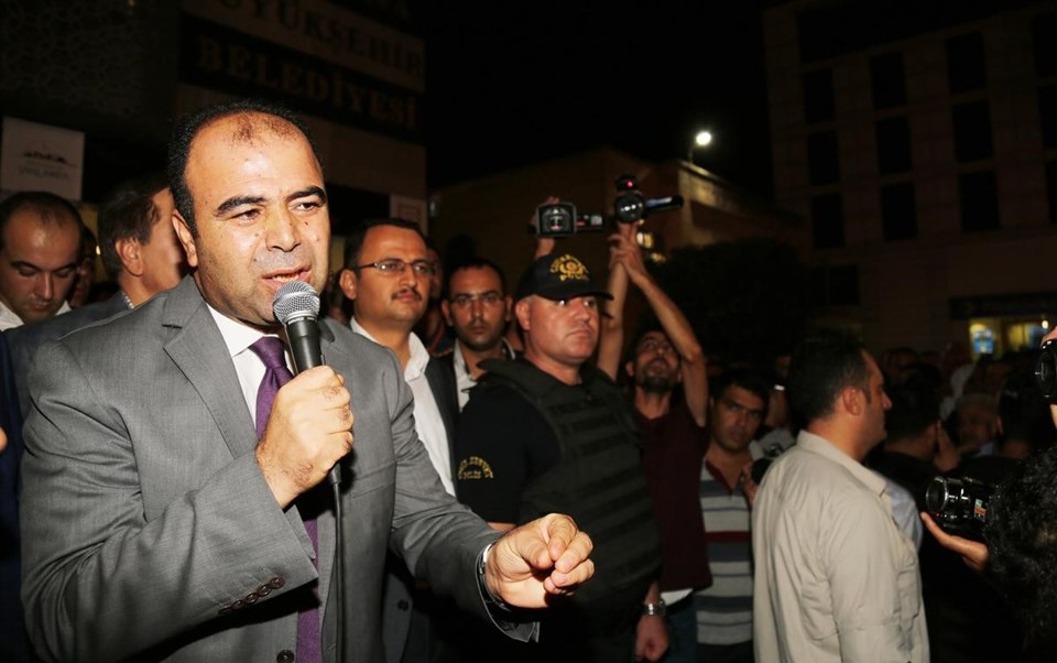 Şanlıurfa Büyükşehir Belediye Başkanı Nihat Çiftçi, Siverek'te konvoyuna düzenlenen silahlı saldırının ardından basın toplantısı düzenledi. Toplantının ardından Çiftçi, Büyükşehir Belediyesi önünde toplanan vatandaşlara hitap etti.
