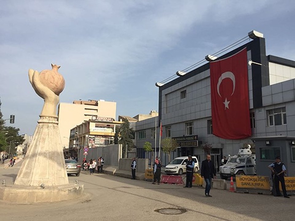 Şanlıurfa'nın Suruç ilçesinde bombalı araçla saldırı gerçekleştirildi, olayda saldırgan ölü ele geçirildi. Olayın ardından polis ekipleri belediye binası önündeki güvenlik önlemlerini artırdı.