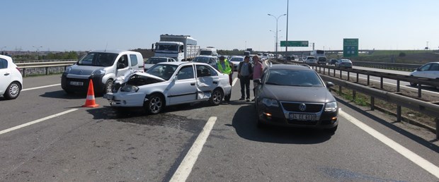 temde-zincirleme-trafik-kazasi-8-yarali_7652_dhaphoto3.jpg