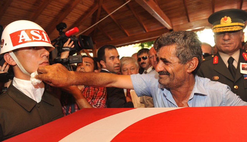 Şehit Piyade Uzman Çavuş Erdoğan Sönmez'in babası İlyas Sönmez, tabutun başında nöbet tutan askerlerin terini sildi.