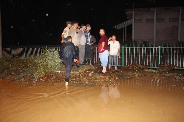 Karadeniz'de akşam saatlerinde aniden bastıran sağanak yağış hayatı olumsuz etkiledi. Kastamonu, Bartın ve Zonguldak'ta mahalleler sular altında kaldı. ,2hTZR-1Do0uRSGd1D6YLMQ