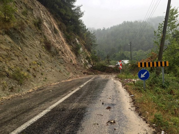 Karadeniz'de akşam saatlerinde aniden bastıran sağanak yağış hayatı olumsuz etkiledi. Kastamonu, Bartın ve Zonguldak'ta mahalleler sular altında kaldı. ,7XNIC5SNnU2ao6yQ1d7WPQ