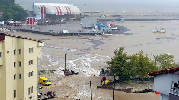 Karadeniz'de akşam saatlerinde aniden bastıran sağanak yağış hayatı olumsuz etkiledi. Kastamonu, Bartın ve Zonguldak'ta mahalleler sular altında kaldı. ,HlJDFSSnsEycOB3Gu9xFJg