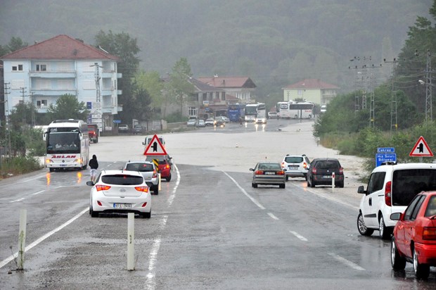 Karadeniz'de akşam saatlerinde aniden bastıran sağanak yağış hayatı olumsuz etkiledi. Kastamonu, Bartın ve Zonguldak'ta mahalleler sular altında kaldı. ,XJDaC0TbE02iBdsQAprrhg