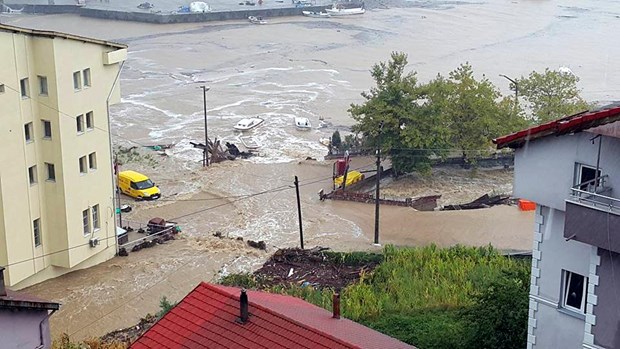 Karadeniz'de akşam saatlerinde aniden bastıran sağanak yağış hayatı olumsuz etkiledi. Kastamonu, Bartın ve Zonguldak'ta mahalleler sular altında kaldı. ,XOulBMsETUuhYeennQGZeg