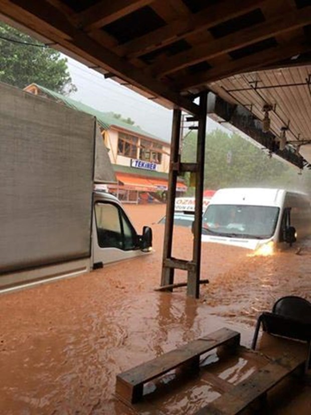 Karadeniz'de akşam saatlerinde aniden bastıran sağanak yağış hayatı olumsuz etkiledi. Kastamonu, Bartın ve Zonguldak'ta mahalleler sular altında kaldı. ,cP8nAedYV0WZ2lnGS05aFg