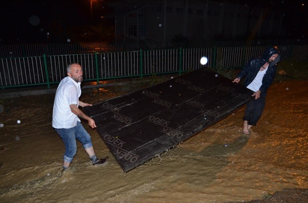 Karadeniz'de akşam saatlerinde aniden bastıran sağanak yağış hayatı olumsuz etkiledi. Kastamonu, Bartın ve Zonguldak'ta mahalleler sular altında kaldı. ,ceCib4cIxESROR_jKd0KsQ