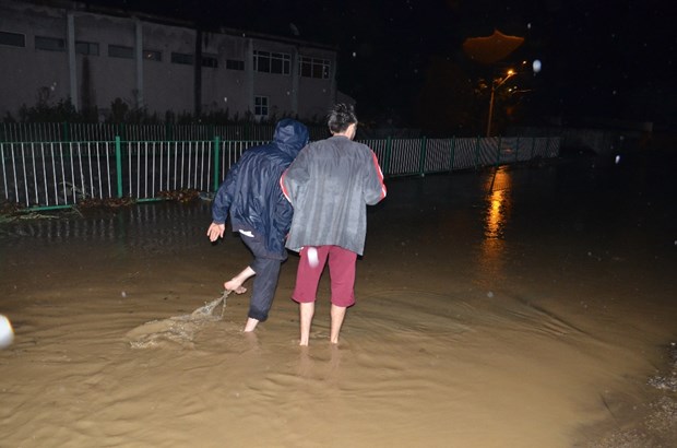 Karadeniz'de akşam saatlerinde aniden bastıran sağanak yağış hayatı olumsuz etkiledi. Kastamonu, Bartın ve Zonguldak'ta mahalleler sular altında kaldı. ,hsaExy5FOkCpfChChqC-Kg