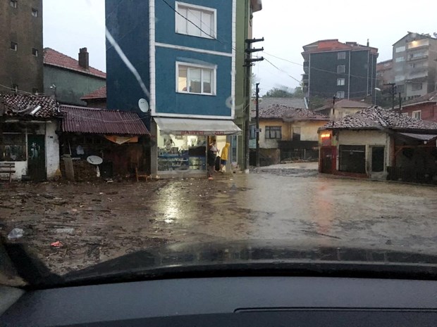 Karadeniz'de akşam saatlerinde aniden bastıran sağanak yağış hayatı olumsuz etkiledi. Kastamonu, Bartın ve Zonguldak'ta mahalleler sular altında kaldı. ,iIvUEJjXPE62UNilxvAypg