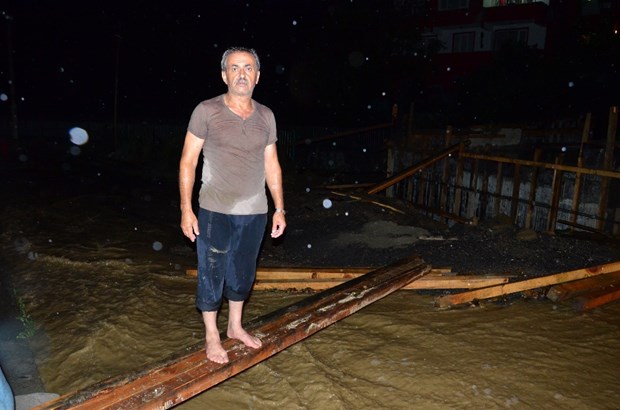 Karadeniz'de akşam saatlerinde aniden bastıran sağanak yağış hayatı olumsuz etkiledi. Kastamonu, Bartın ve Zonguldak'ta mahalleler sular altında kaldı. ,kkvpoXKOi0K7-6VBo9SY4A