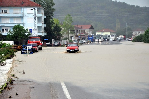 Karadeniz'de akşam saatlerinde aniden bastıran sağanak yağış hayatı olumsuz etkiledi. Kastamonu, Bartın ve Zonguldak'ta mahalleler sular altında kaldı. ,pXEqJ7Iq70qvhubcY8AyzQ