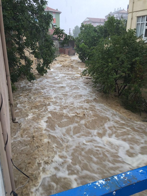 Karadeniz'de akşam saatlerinde aniden bastıran sağanak yağış hayatı olumsuz etkiledi. Kastamonu, Bartın ve Zonguldak'ta mahalleler sular altında kaldı. ,xsuwdv1b-EWnMfKOMG9Muw