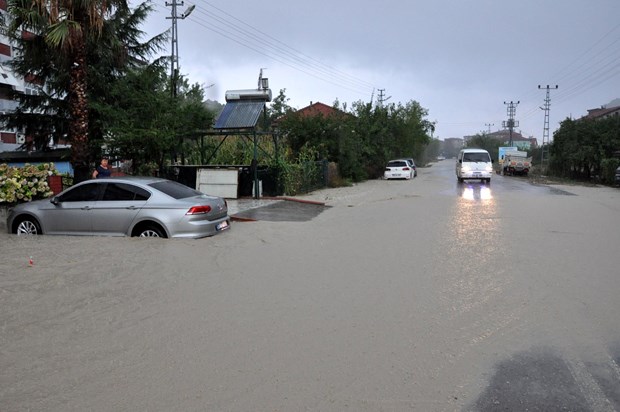 Karadeniz'de akşam saatlerinde aniden bastıran sağanak yağış hayatı olumsuz etkiledi. Kastamonu, Bartın ve Zonguldak'ta mahalleler sular altında kaldı. 2-koyde-1-metre-sel-suyu,vUrDzjUgz0e0QShbDjwN7w