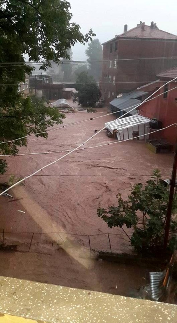 Karadeniz'de akşam saatlerinde aniden bastıran sağanak yağış hayatı olumsuz etkiledi. Kastamonu, Bartın ve Zonguldak'ta mahalleler sular altında kaldı. Bartinda-sel-etkisini-hissettirdi,rp3cgotL3EWAWRAATlmjpg