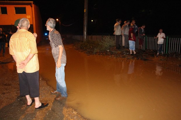 Karadeniz'de akşam saatlerinde aniden bastıran sağanak yağış hayatı olumsuz etkiledi. Kastamonu, Bartın ve Zonguldak'ta mahalleler sular altında kaldı. Kastamonuyu-da-etkiledi,1DDPWHCrh0Cj88rNp9QgRQ