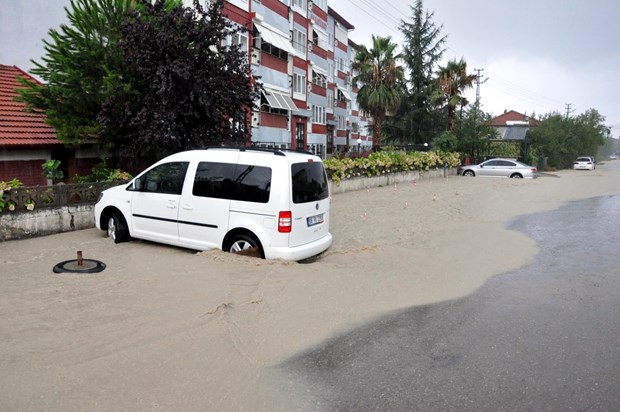 Karadeniz'de akşam saatlerinde aniden bastıran sağanak yağış hayatı olumsuz etkiledi. Kastamonu, Bartın ve Zonguldak'ta mahalleler sular altında kaldı. Kimse-evinden-cikamiyor,ZL6QJPDPfEu83lRkQq25Ww