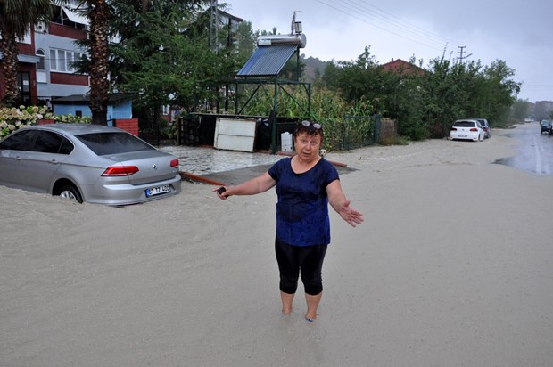 Karadeniz'de akşam saatlerinde aniden bastıran sağanak yağış hayatı olumsuz etkiledi. Kastamonu, Bartın ve Zonguldak'ta mahalleler sular altında kaldı. Kurucasile-sele-teslim,DEJrKwyuLE-6vN580eAA7g