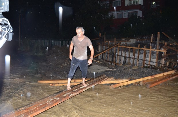 Karadeniz'de akşam saatlerinde aniden bastıran sağanak yağış hayatı olumsuz etkiledi. Kastamonu, Bartın ve Zonguldak'ta mahalleler sular altında kaldı. Yagmurda-mahsur-kaldik,bVZViVPHt0GkFueDrEqwsA