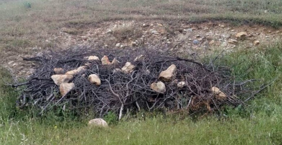 Patlayıcılar, toprağın altına gizlenmiş üstleri kamufle edilmişti.