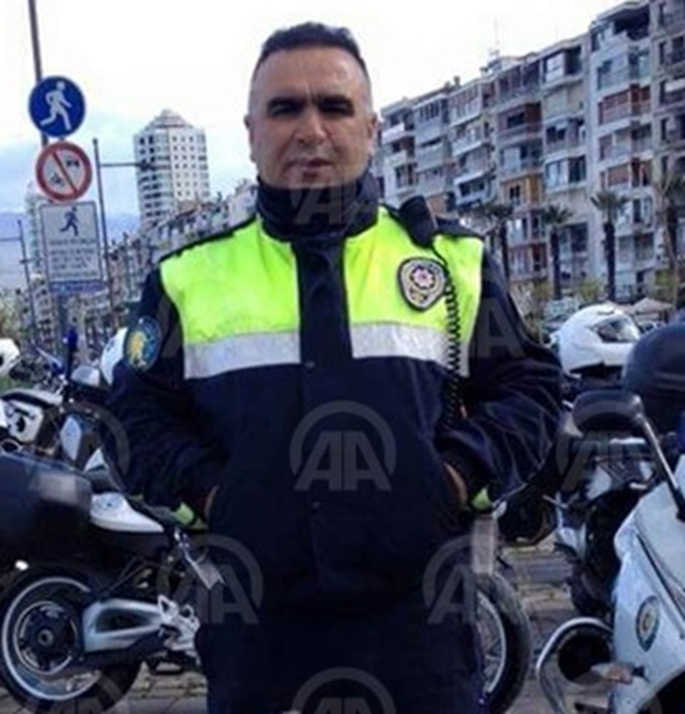 İzmir'deki terör saldırısı sırasında Trafik Denetleme Şube Müdürlüğü'nde görevli polis memuru Fethi Sekin şehit oldu.

