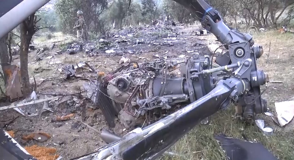 Düşen askeri helikopterin enkaz görüntüleri