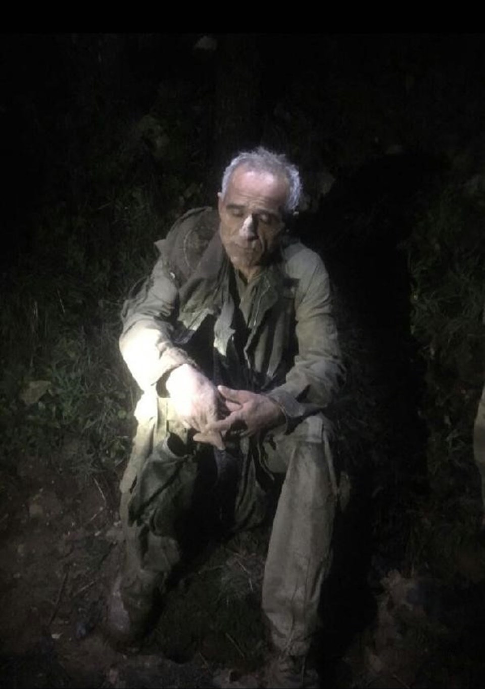 Jandarma ve polis özel harekat ekipleri, 9 saatlik çalışma ardından paraşütün bulunduğu yerin yaklaşık 500 metre uzağında uçağın pilotunu bitkin halde bulmuştu.