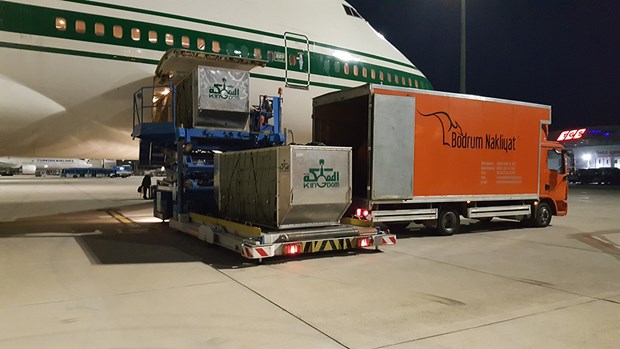 EŞYALARI KAMYONLA TAŞINDI