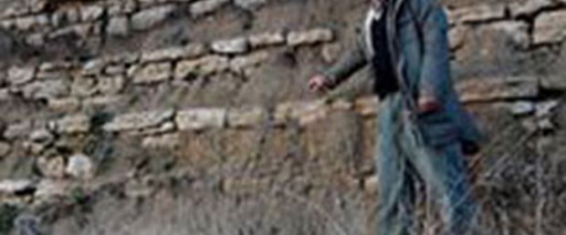 Tarihi duvar sağanak yağışla ortaya çıktı